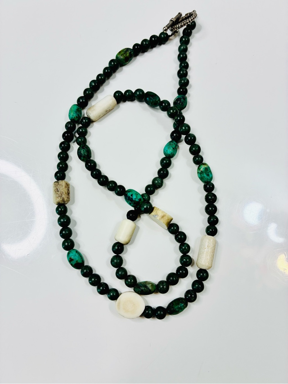 Green Natural Stone Beaded Necklace Cream Accents Toggle Clasp Easy Boho Chic - Picture 3 of 13